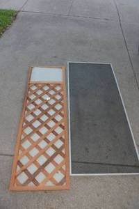 lot 462 image: LARGE DOOR SCREEN AND A PRIVACY DIVIDER