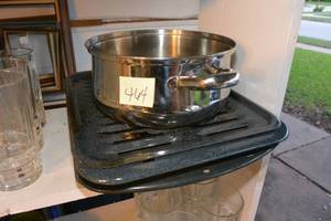lot 464 image: 2 ROASTING PANS AND A STOCK POT