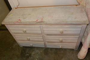 lot 474 image: 3 DRAWER DRESSER KEPT ON THE BACK PORCH
