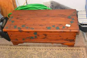 lot 476 image: CEDAR CHEST WITH HINGED LID