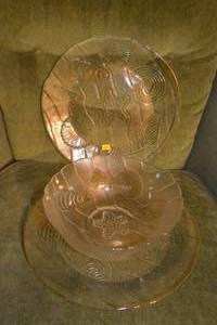 lot 21 image: VINTAGE MATCHING SERVING PLATTERS AND SALAD BOWL (X MONEY)