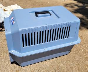 lot 447 image: ANIMAL CARRIER AND SEAT COVER FOR CAR  TRUCK