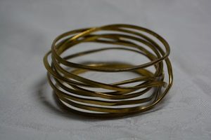 lot 3 image: Brass modernist interlocked 8-link bangle bracelet. 1.5W