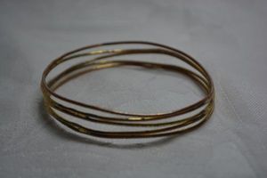 lot 5 image: Brass modernist interlocked 5-link bangle bracelet. Unbranded. 12W