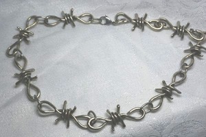 lot 14 image: Industrial steampunk style Barbed Wire necklace. Lobster clasp. 15L