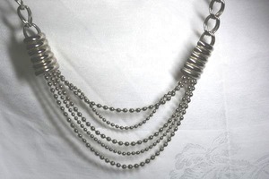 lot 16 image: Industrial chunky ball bead and large double link necklace with ribbed separator connectors. Toggle clasp. 22L