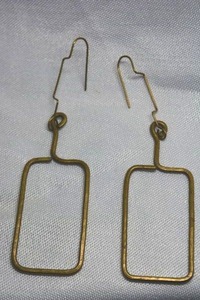 lot 17 image: Textured vintage gold tone open window pane style earrings with ear wire style hooks. 4L