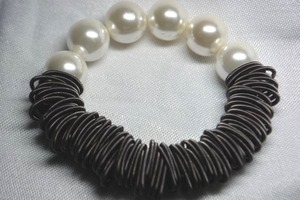 lot 20 image: Oversize Pearl and wired metal link stretch ball bead bracelet. Soft and flexible comfort.