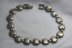 lot 24 image: Flat disc link modernist bracelet with fold over clasp. 7.5L