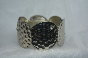 lot 29 image: Hammered round disc stretch bracelet. 1.5W