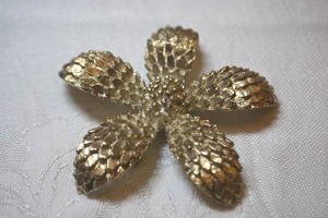 lot 35 image: Textured brutalist flower broochpin. 2.5W. Brushed finish back.