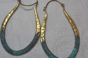 lot 43 image: Hammered modernist gold tone and green patina ear wire earrings. 2.5L