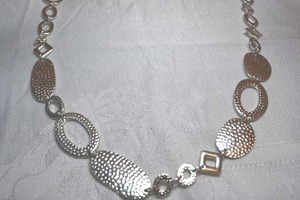 lot 44 image: Signed Avon textured flat oval link station modernist necklace. Lobster clasp. 26L with 3 extension. Marked NWT (Avon)
