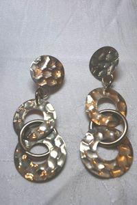 lot 45 image: Fully articulated hammered modernist disc poststud earrings. 3.75L