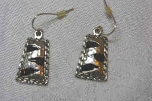 lot 49 image: Modernist silver and enamel French ear wire earrings with chain link border. Brushed finish back. 1.5L