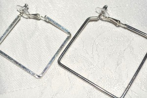 lot 55 image: Modernist geometric staggered size square poststud earrings. 2 and 1.5L