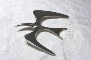 lot 60 image: Signed Vintage Sarah Coventry (1948 - 1981) broochpin in seagull form. Signed Sarah Cov on reverse. Circa 1970s