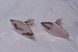 lot 121 image: Polished silver plate clip earrings in modernist style. 1.5L