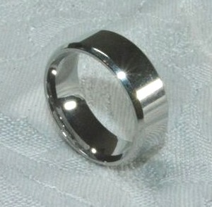 lot 198 image: Modernist polished stainless steel band ring with comfort fit interior. Size 9.25