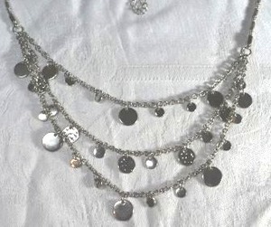 lot 62 image: Modernist smooth and hammered disc dangle layered necklace. 16L with 3 extender.