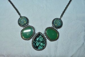 lot 68 image: Modernist irregular oval faux drusy and faux gemstone station necklace. Lobster clasp. 20L