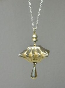 lot 77 image: Modernist boxed dangle pendant on cable chain necklace. Spring ring clasp. 18L. Pendant 1L