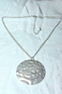 lot 97 image: Modernist hammered disc pendant necklace. 16L with 3 extender. Pendant 2W