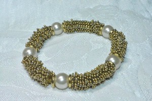 lot 98 image: Heavy modernist industrial link and pearl stretch bracelet.