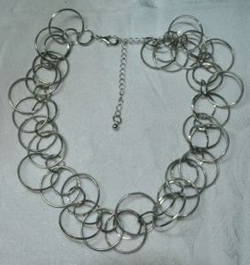 lot 101 image: Modernist interlocked graduated link silver tone 14L necklacechoker. Lobster clasp.