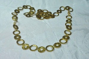 lot 112 image: Polished gold tone disc necklace with lobster clasp. 26L