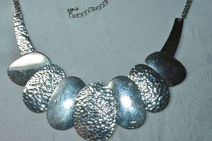 lot 114 image: Hammered nested festoon style freeform shape link metal necklace. 16L with 4 extender