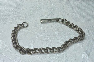 lot 119 image: Textured link modernist metal bracelet. Fold over clasp. 7L