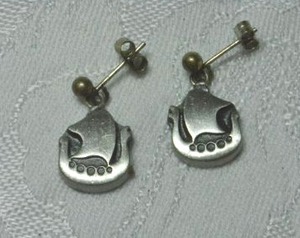lot 122 image: MCM polished pewter poststud earrings in Drakkar Viking ship form. Marked Sweden on reverse. 12L