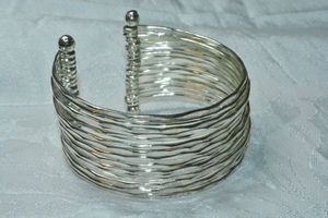 lot 129 image: Modernist polished bright silver metal multi strand cuff bracelet. 1.5W Similar to lot 175 but silver finish