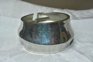 lot 142 image: Hinged angular modernist. bangle bracelet. About 1.5W