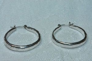 lot 156 image: Modernist polished silver hammered poststud hoop earrings. 1.25L