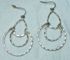 lot 161 image: Industrial hammered disc era wire dangle earrings. 2.75L
