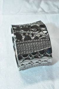 lot 173 image: Modernist MCM style dark bronze finish hinged bangle bracelet with hammered textured design.
