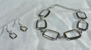 lot 187 image: Modernist square link bracelet and matching ear wire earrings. Bracelet adjustable 7.5-9L with lobster clasp. Earrings 1.5L