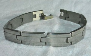 lot 194 image: Industrial flexible stainless steel bar bracelet. Marked Stainless Steel. Fold over clasp. 8L