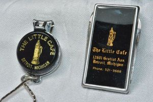 lot 226 image: The Little Caf (Detroit, Michigan German Restaurant 1950s - 1980s) souvenir keychain and money clipknife set by Barlow.