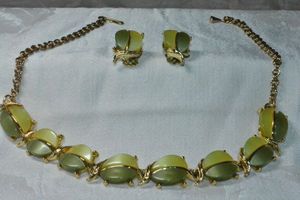 lot 227 image: Lime green bicolor Thermoset necklace and clip earring set. Shepherd crook clasp. 14L