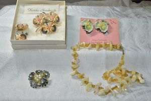 lot 232 image: Shell jewelry selection. Includes Florida sea shell brooch, screw back and clip earrings, plus