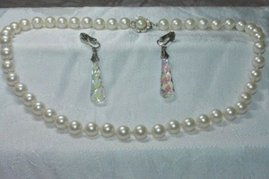 lot 236 image: Faux pearl necklace with pearl and rhinestone decorated hidden clasp. 18L with fused glass clip dangle earrings. 2L