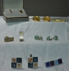 lot 246 image: (4) Cufflinks sets. Includes tie tack in presentation box.