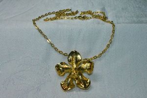 lot 248 image: Gold plated Hawaiian Hibiscus pendantbrooch pin with gold finish necklace. 18L Spring ring clasp.