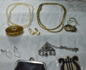 lot 252 image: Jewelry collectible selection. Leather purse, compact, brooches, earrings, plus
