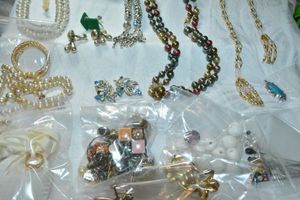 lot 253 image: Craft jewelry selection. Contains beads, odds and ends, craft jewelry