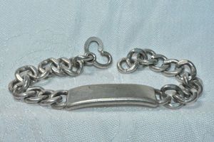 lot 264 image: Vintage heavy sterling silver name ID bracelet with scissor clasp. Marked sterling on reverse. Blank - no monogram.