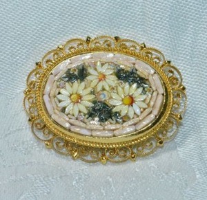 lot 265 image: Italian micro stone mosaic gold plated brooch. Marked Made in Italy on reverse. 2W